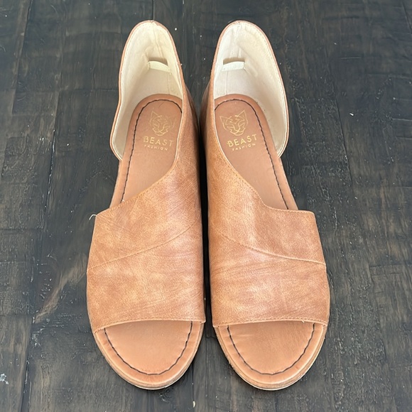 Beast Fashion Women's Lotus Slip On Open Toe Side Cut Out Sandals - Picture 2 of 9